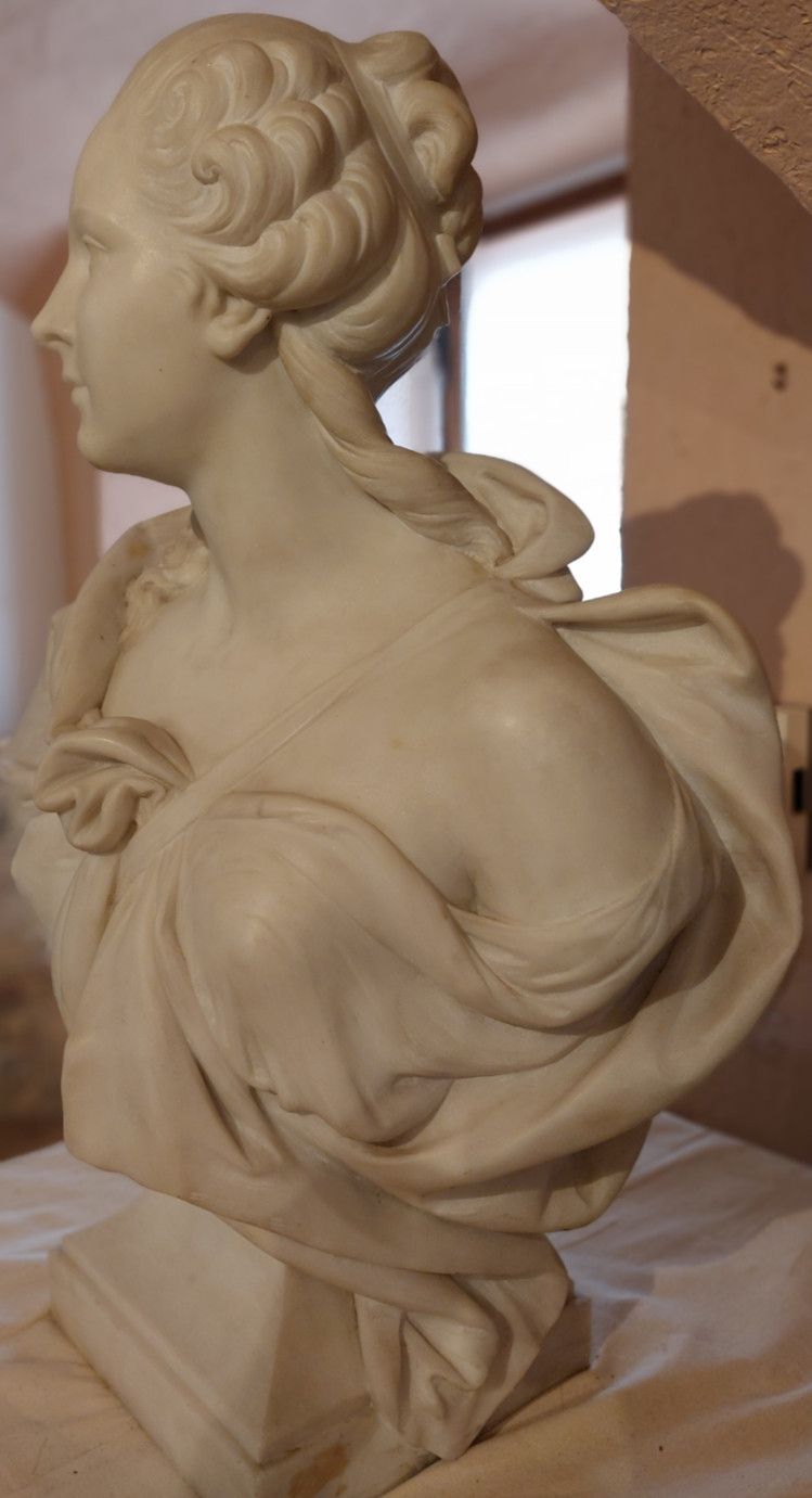 Follower of Augustin Pajou - Bust of Mme Du Barry - XIXth century - Marble