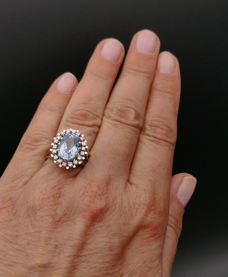Anello con acquamarina e diamante.