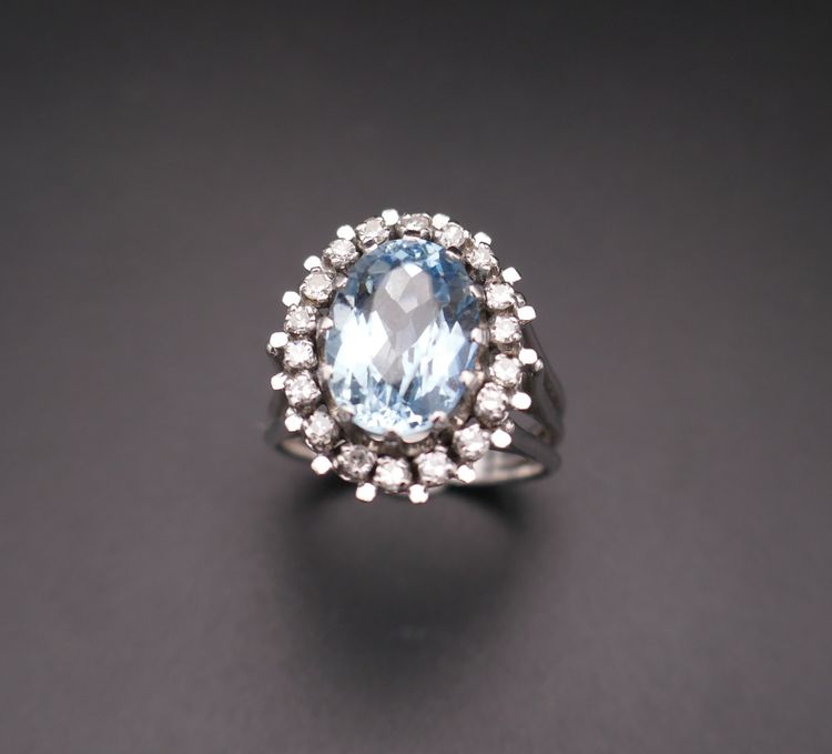 Anello con acquamarina e diamante.