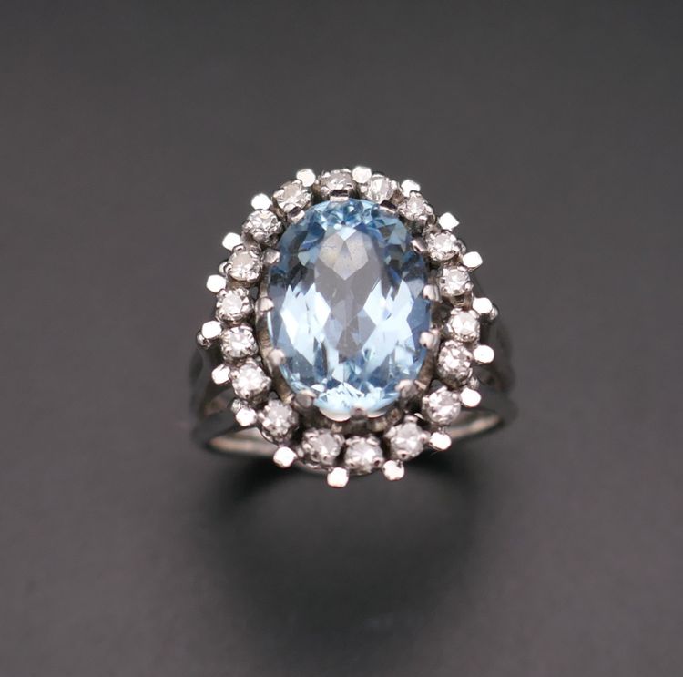 Anello con acquamarina e diamante.