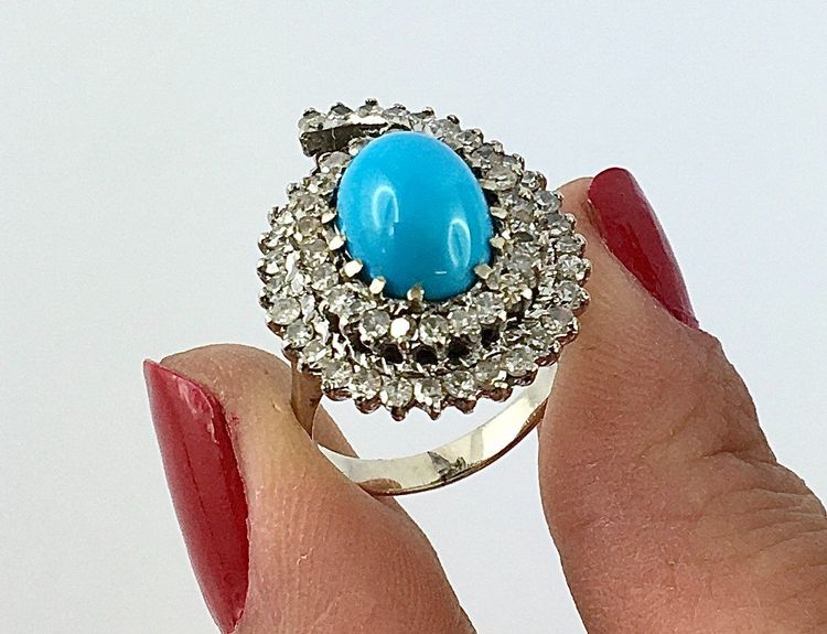Bague Forme Poire  Cabochon De Turquoise Double Entourage Diamants Sur Or Blanc