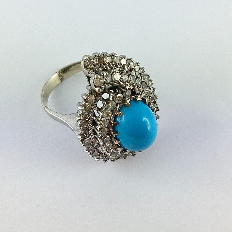 Bague Forme Poire  Cabochon De Turquoise Double Entourage Diamants Sur Or Blanc