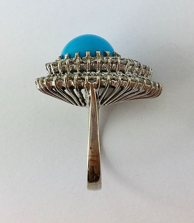 Bague Forme Poire  Cabochon De Turquoise Double Entourage Diamants Sur Or Blanc