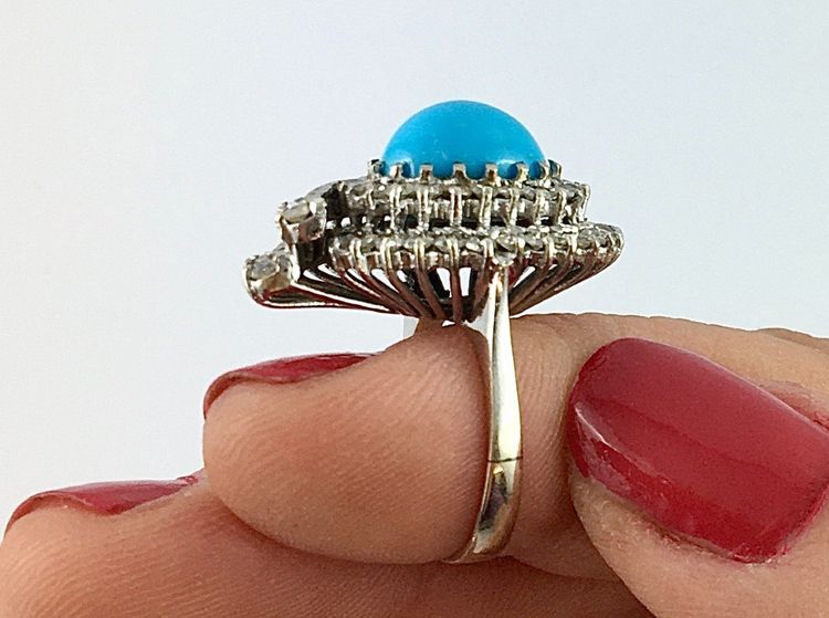 Bague Forme Poire  Cabochon De Turquoise Double Entourage Diamants Sur Or Blanc