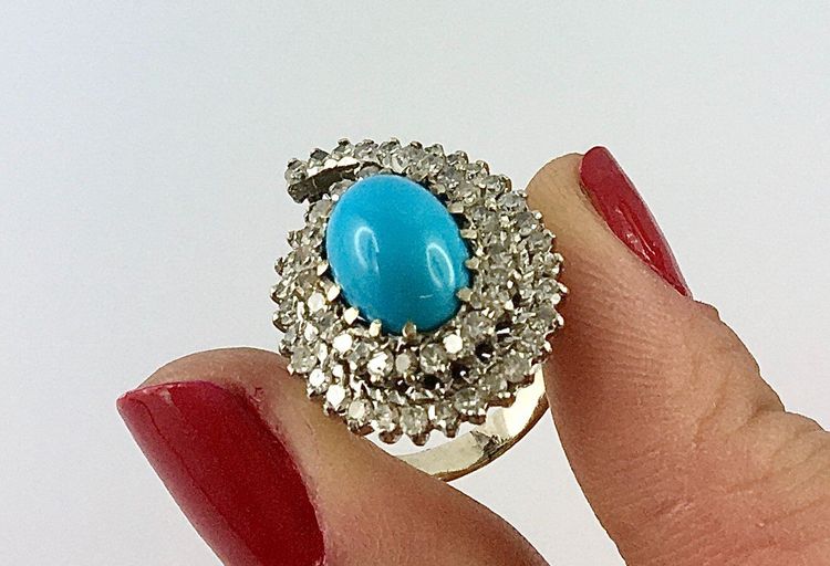 Bague Forme Poire  Cabochon De Turquoise Double Entourage Diamants Sur Or Blanc