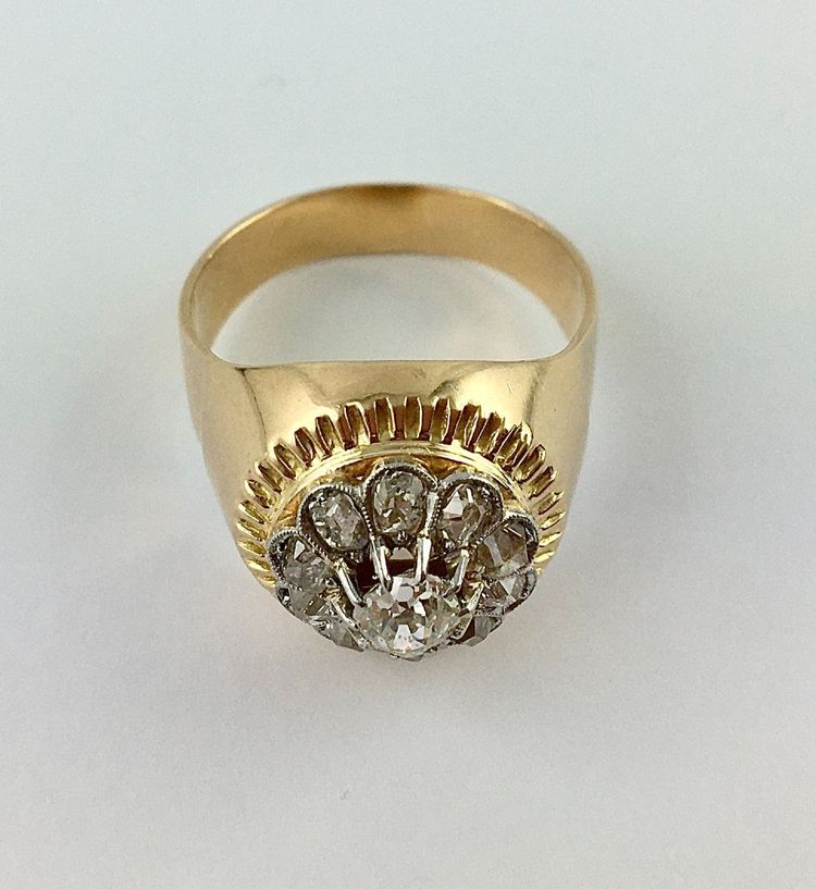 Anello a cupola con rosetta di diamanti taglio antico su oro rosa e platino