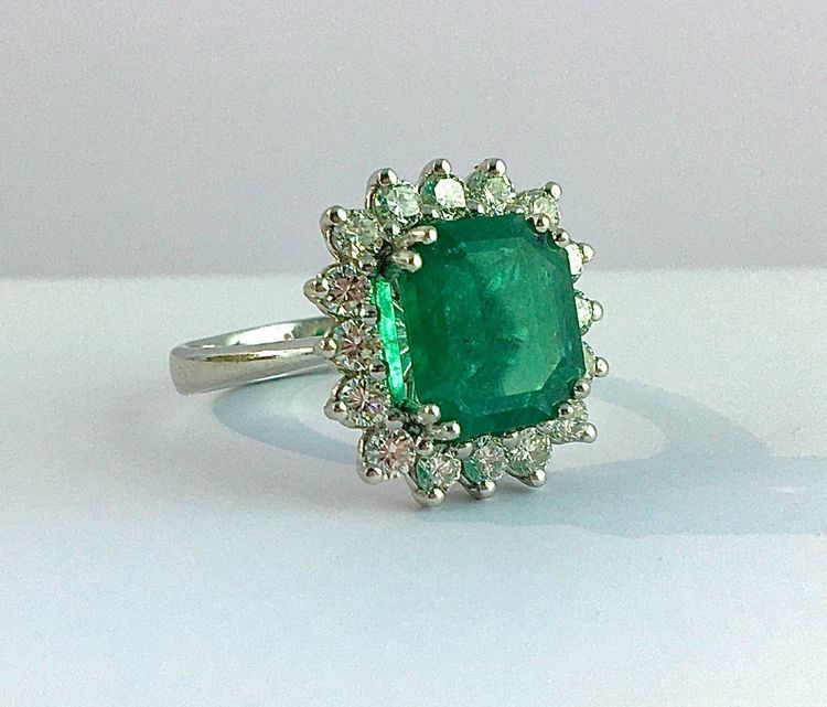 Bague Pompadour Emeraude  Entourage Diamants Sur Platine