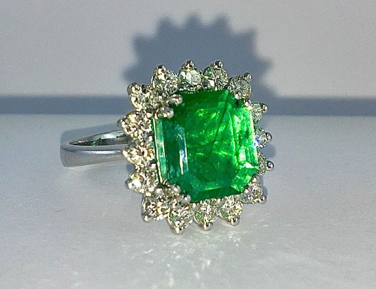 Bague Pompadour Emeraude  Entourage Diamants Sur Platine