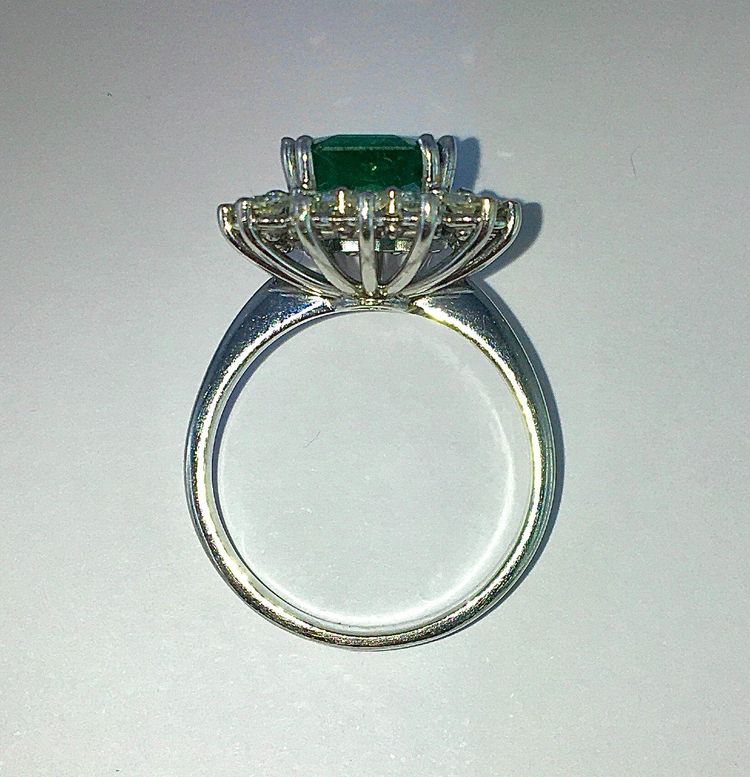 Bague Pompadour Emeraude  Entourage Diamants Sur Platine