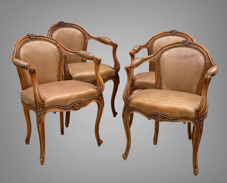 SUITE DE 4 FAUTEUILS EN NOYER SCULPTÉS DE STYLE LOUIS XV RECOUVERT DE CUIR