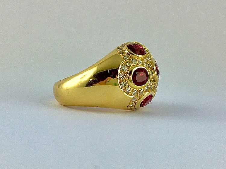 Bague Boule Rubis  Et Pavage De Diamants Sur Or Jaune