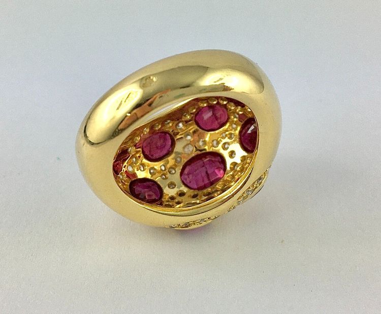 Bague Boule Rubis  Et Pavage De Diamants Sur Or Jaune