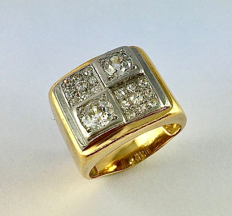 Bague Tank Forme Chevalière Diamants En Damier Sur  Platine Et Or Jaune