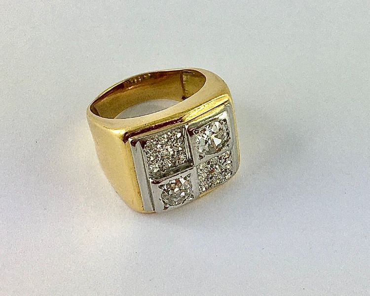 Bague Tank Forme Chevalière Diamants En Damier Sur  Platine Et Or Jaune