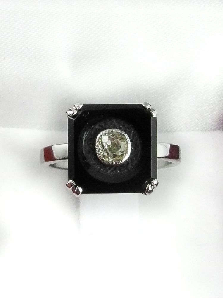 Ring im Art-Deco-Stil mit Onyx-Plakette und Diamant auf Weißgold