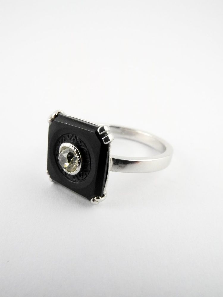 Ring im Art-Deco-Stil mit Onyx-Plakette und Diamant auf Weißgold