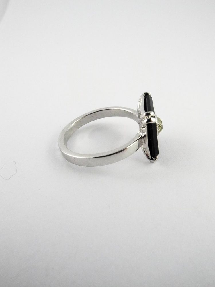 Ring im Art-Deco-Stil mit Onyx-Plakette und Diamant auf Weißgold