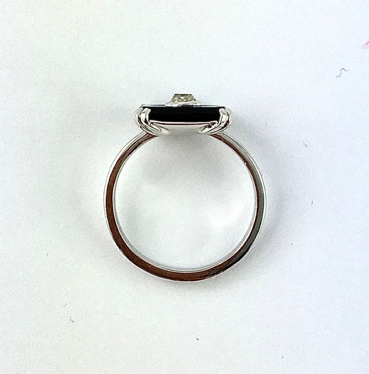 Ring im Art-Deco-Stil mit Onyx-Plakette und Diamant auf Weißgold