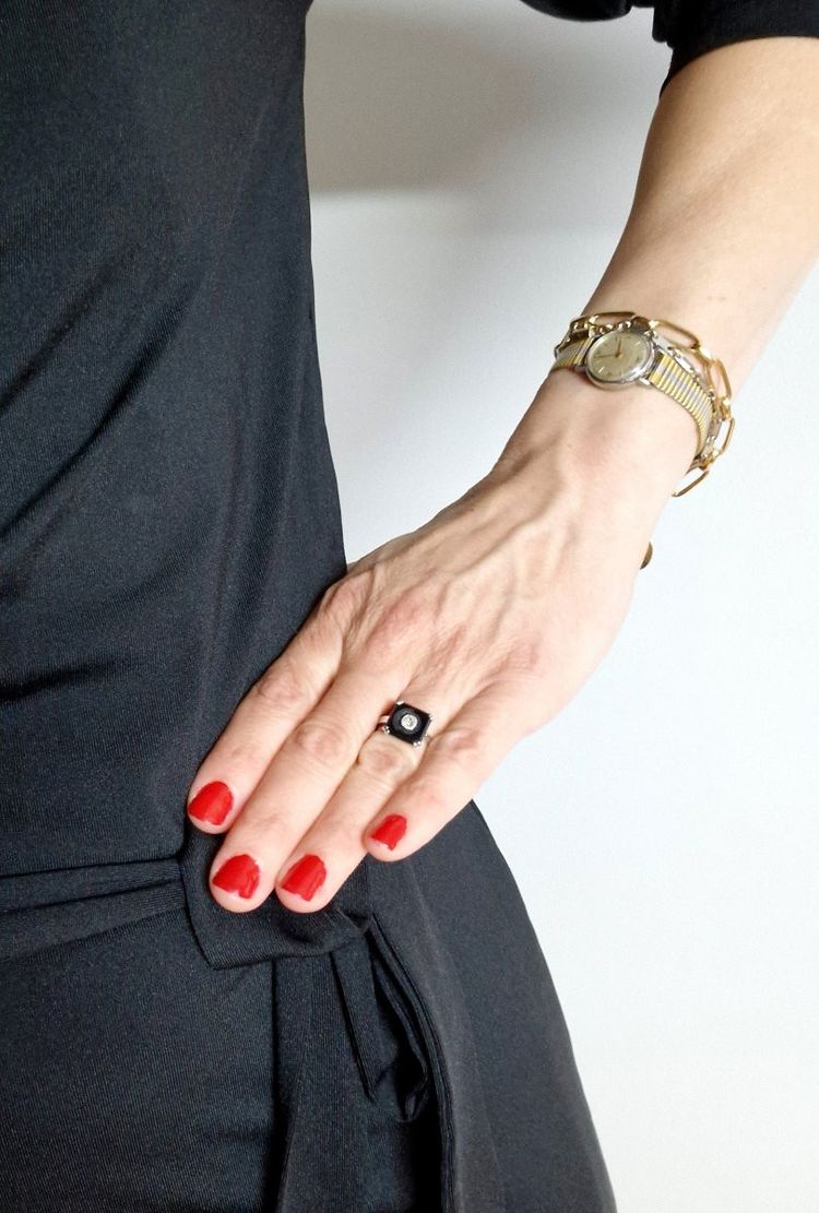 Ring im Art-Deco-Stil mit Onyx-Plakette und Diamant auf Weißgold