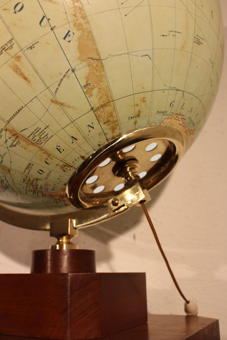 Gros globe terrestre de Girard Barrière