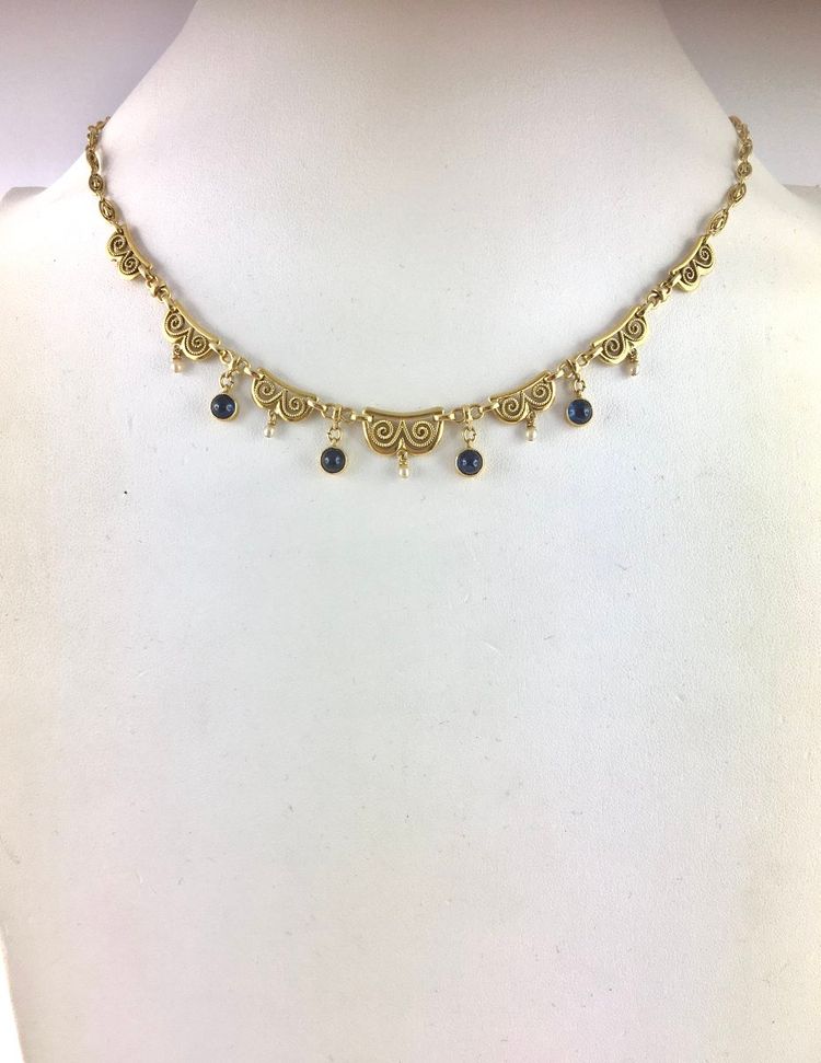 Collana drappeggiata con zaffiri, cabochon e perle pregiate su maglie in filigrana d'oro giallo.