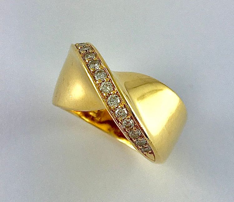 Twisted Ribbon Ring with Knot Effect and Diamond Line on Yellow Gold