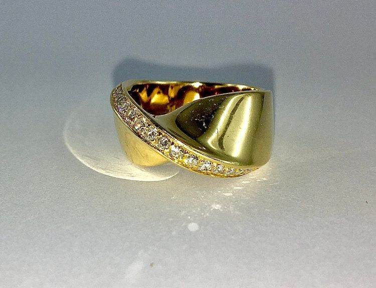 Twisted Ribbon Ring with Knot Effect and Diamond Line on Yellow Gold