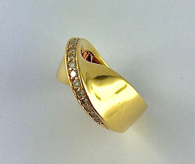 Twisted Ribbon Ring with Knot Effect and Diamond Line on Yellow Gold