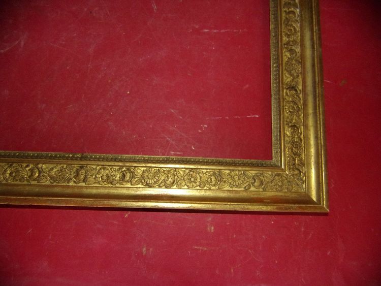 Cornice del XIX secolo in legno dorato.