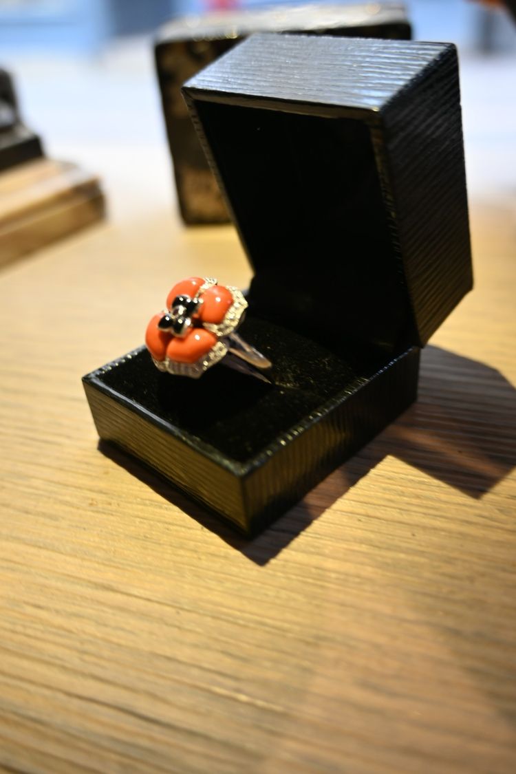 Elégante  bague en corail , émail , diamant sur or blanc