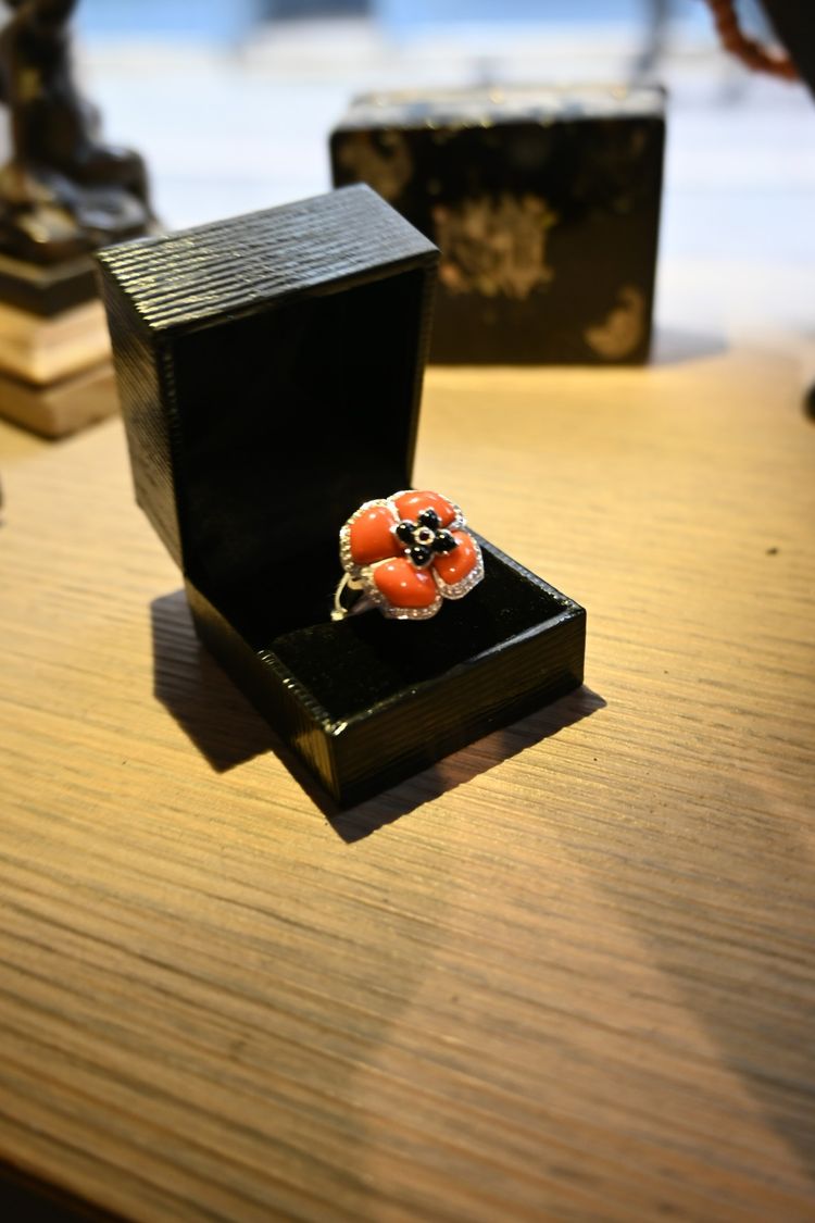 Elégante  bague en corail , émail , diamant sur or blanc