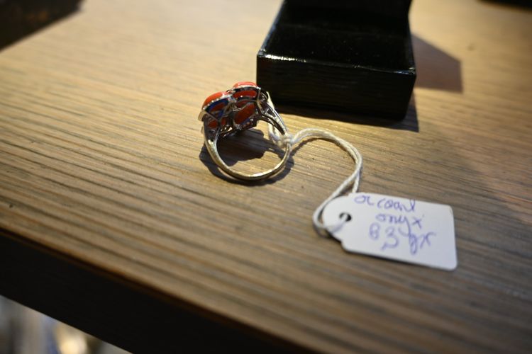 Elégante  bague en corail , émail , diamant sur or blanc