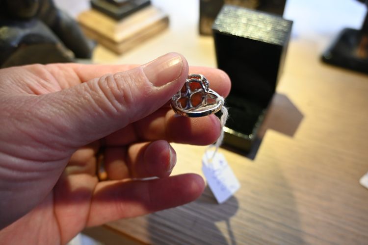 Elégante  bague en corail , émail , diamant sur or blanc