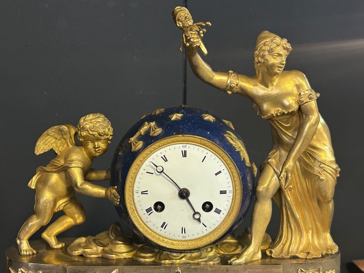 Seltene allegorische Uhr aus der Empirezeit, „Die Liebe bewegt den Himmel“ – vergoldete Bronze, um 1810