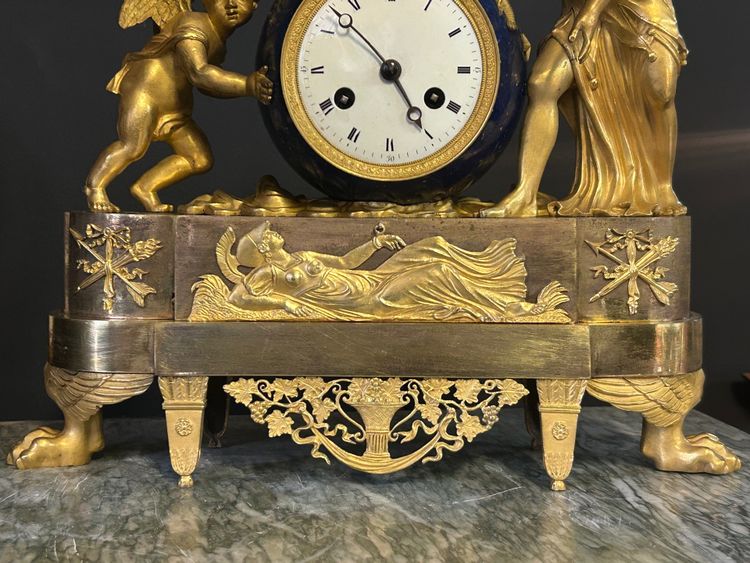 Seltene allegorische Uhr aus der Empirezeit, „Die Liebe bewegt den Himmel“ – vergoldete Bronze, um 1810