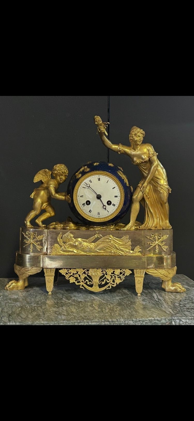 Seltene allegorische Uhr aus der Empirezeit, „Die Liebe bewegt den Himmel“ – vergoldete Bronze, um 1810