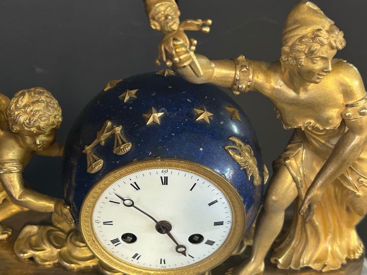 Seltene allegorische Uhr aus der Empirezeit, „Die Liebe bewegt den Himmel“ – vergoldete Bronze, um 1810