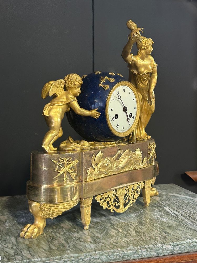 Seltene allegorische Uhr aus der Empirezeit, „Die Liebe bewegt den Himmel“ – vergoldete Bronze, um 1810