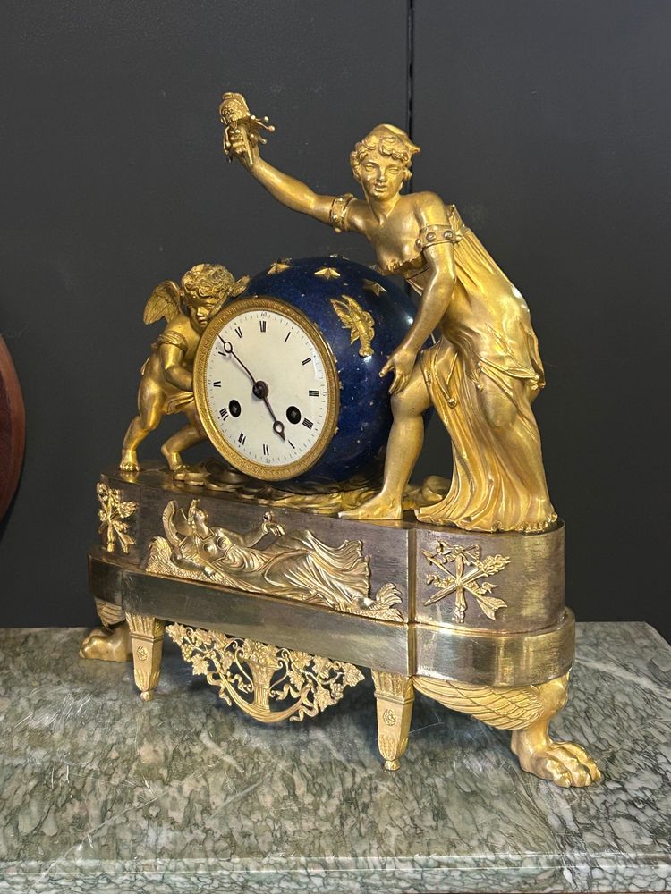 Seltene allegorische Uhr aus der Empirezeit, „Die Liebe bewegt den Himmel“ – vergoldete Bronze, um 1810