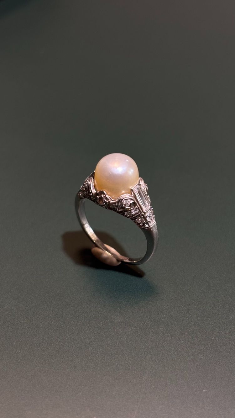 Platinring mit Diamanten und einer feinen Perle