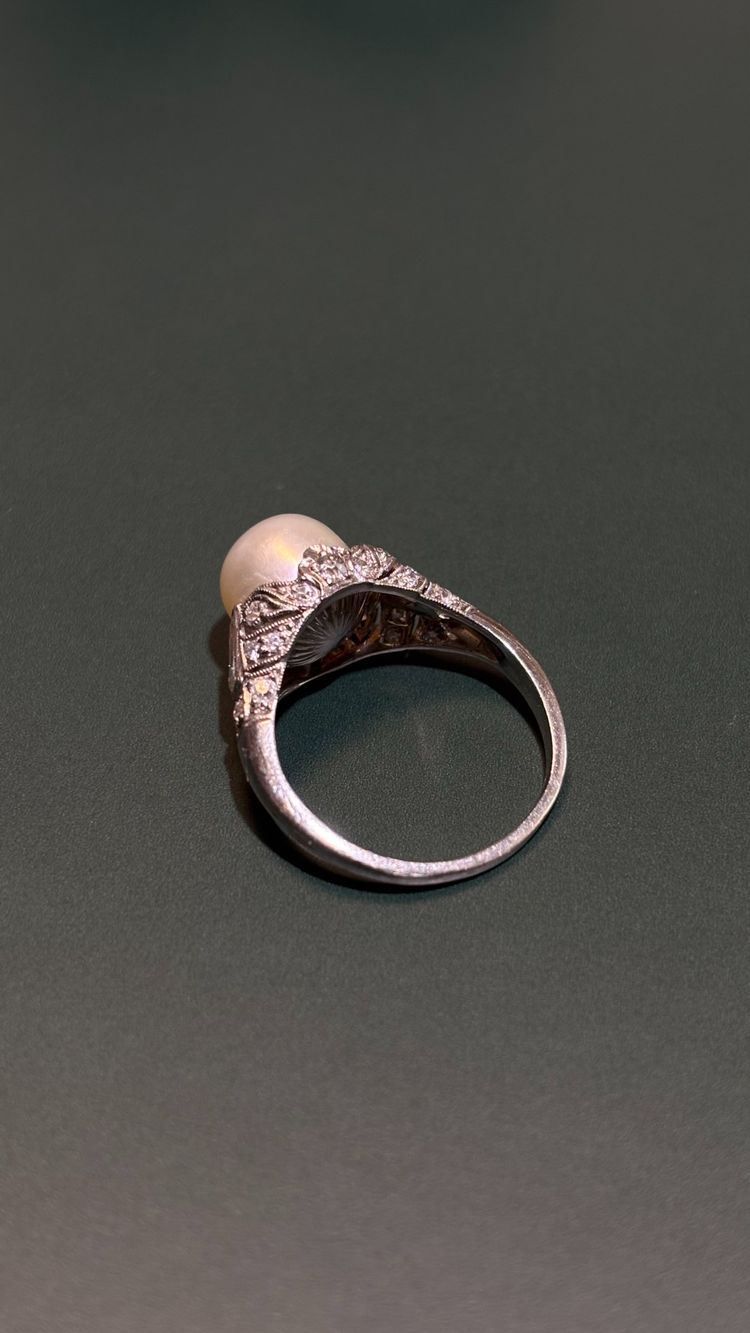 Platinring mit Diamanten und einer feinen Perle