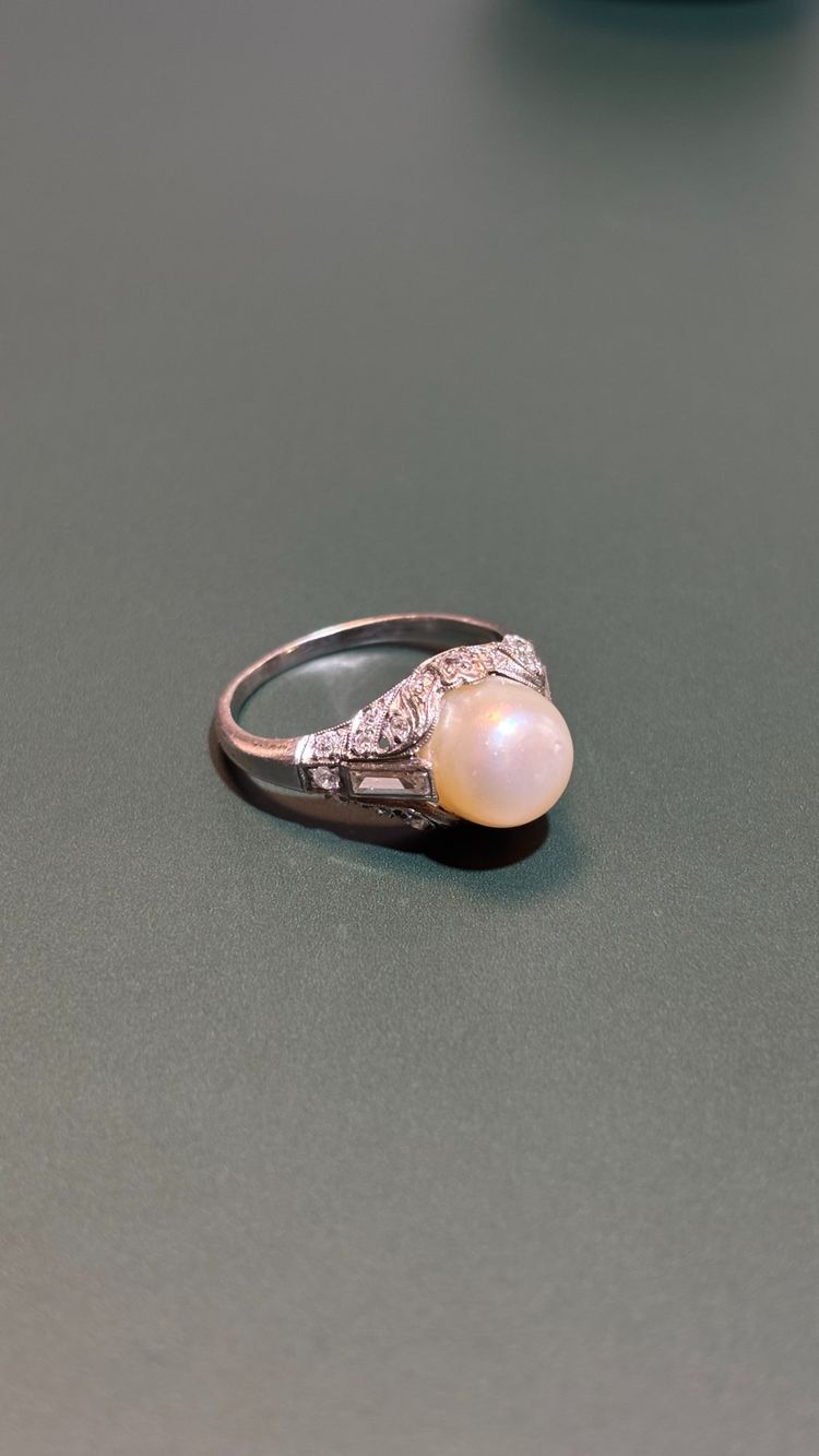 Platinring mit Diamanten und einer feinen Perle