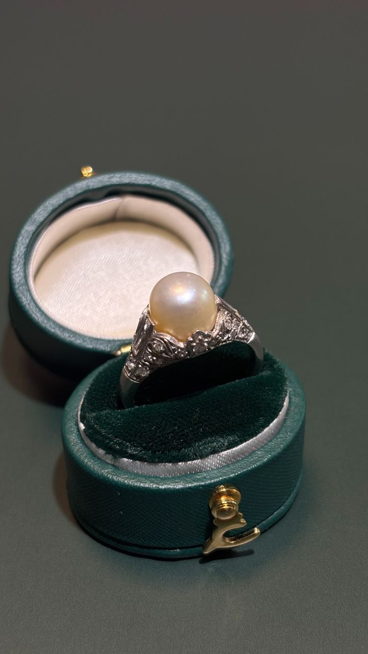 Platinring mit Diamanten und einer feinen Perle