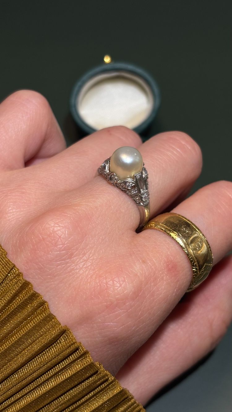 Platinring mit Diamanten und einer feinen Perle
