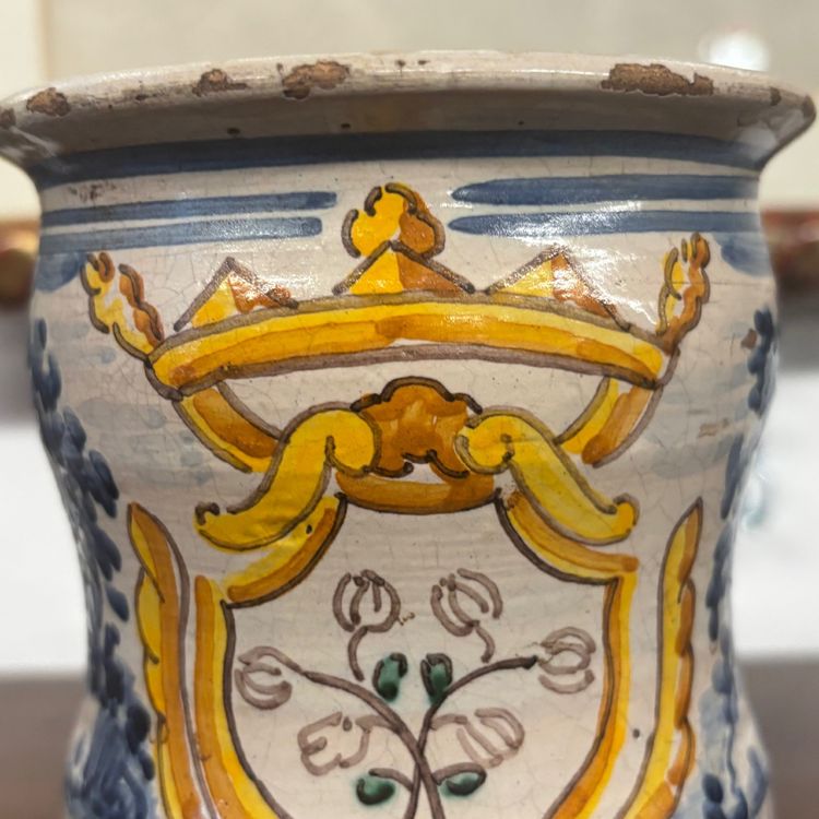 Pot de pharmacie Albarello ancien orné d'armoiries et d'une couronne. Naples, XVIIIe siècle. Hauteur : 13,50 cm.