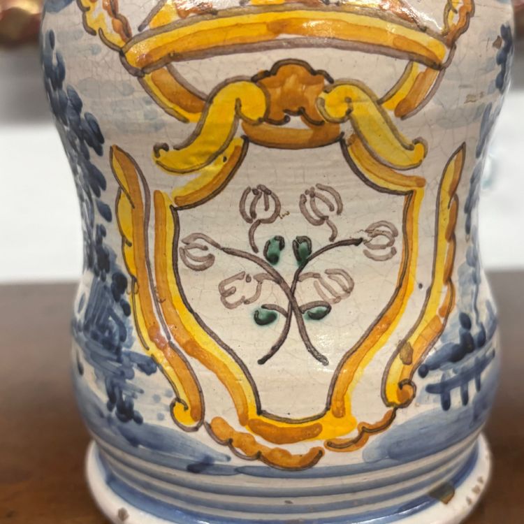 Pot de pharmacie Albarello ancien orné d'armoiries et d'une couronne. Naples, XVIIIe siècle. Hauteur : 13,50 cm.