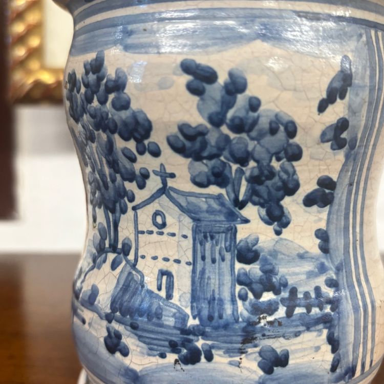 Pot de pharmacie Albarello ancien orné d'armoiries et d'une couronne. Naples, XVIIIe siècle. Hauteur : 13,50 cm.