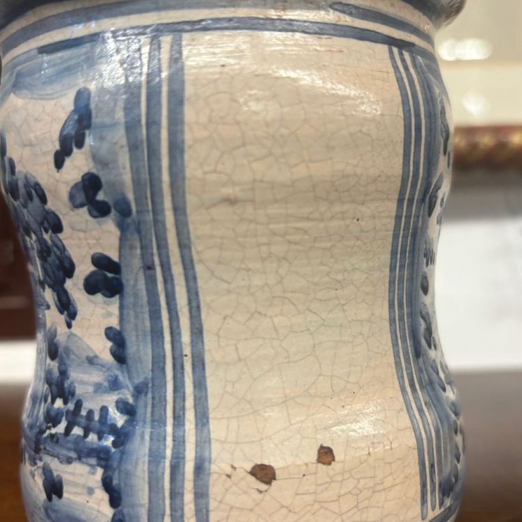 Pot de pharmacie Albarello ancien orné d'armoiries et d'une couronne. Naples, XVIIIe siècle. Hauteur : 13,50 cm.