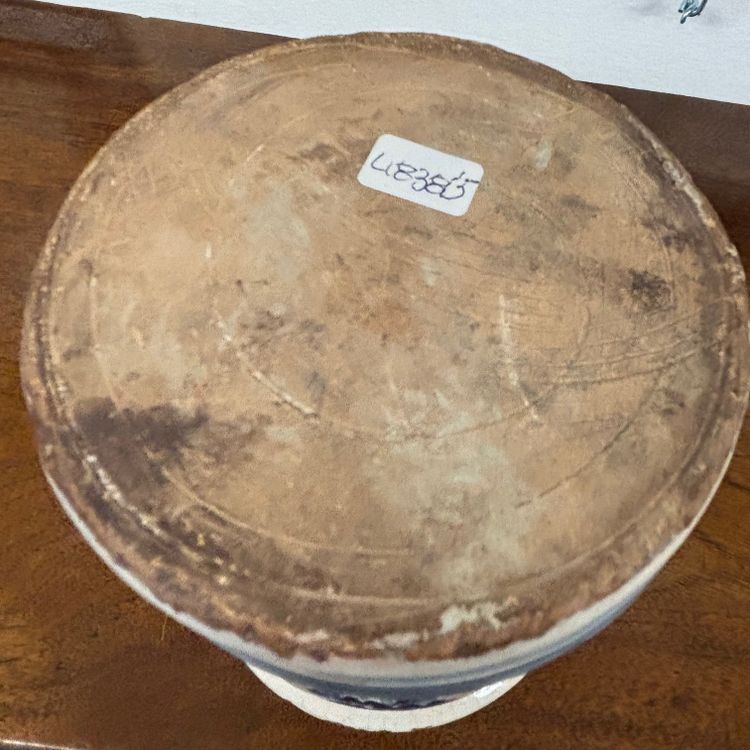 Pot de pharmacie Albarello ancien orné d'armoiries et d'une couronne. Naples, XVIIIe siècle. Hauteur : 13,50 cm.
