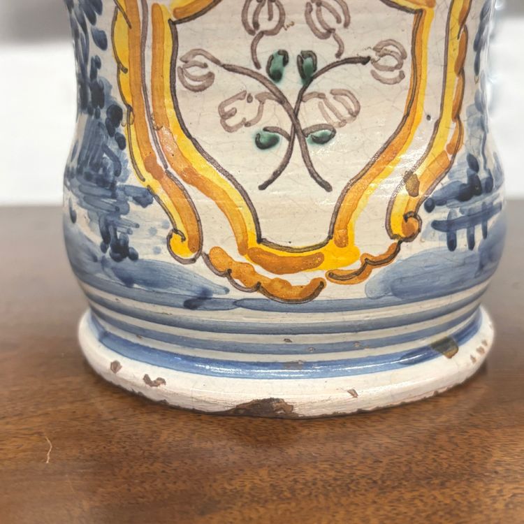Pot de pharmacie Albarello ancien orné d'armoiries et d'une couronne. Naples, XVIIIe siècle. Hauteur : 13,50 cm.
